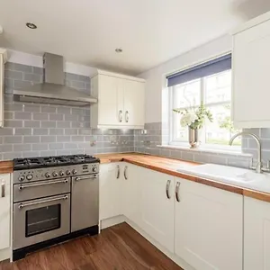 Apartment Cosy Roseburn Apartment, - 2 Bedrooms, Free Parking, Edinburgh